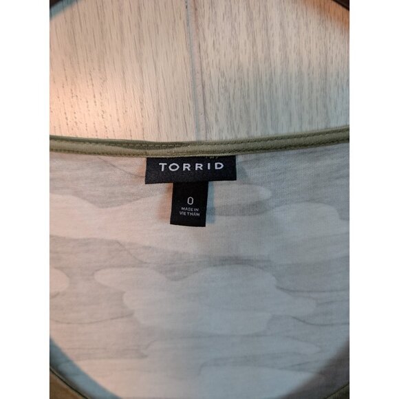 Torrid 0X Large Camo Lightweight Causal Knot At Hem Sleeveless Tank Top Green - Picture 4 of 6